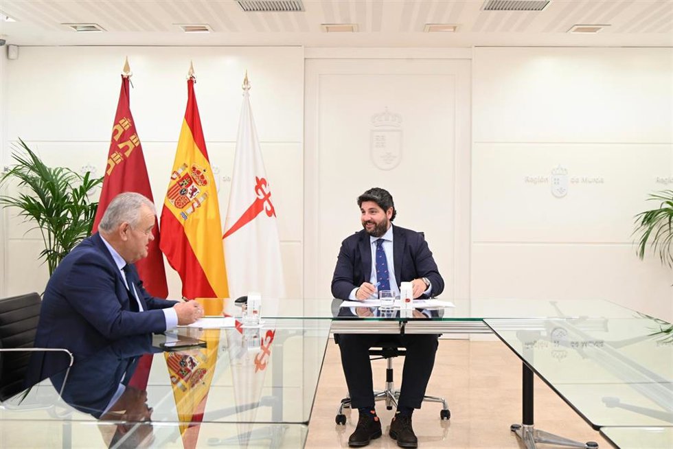 El presidente del Gobierno autonómico, Fernando López Miras, reunido con el alcalde de Totana, Juan Pagán