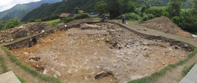 Archivo - Trabajos arqueológicos en el yacimiento de L.Linares (Castañera, Balmonte de Miranda)