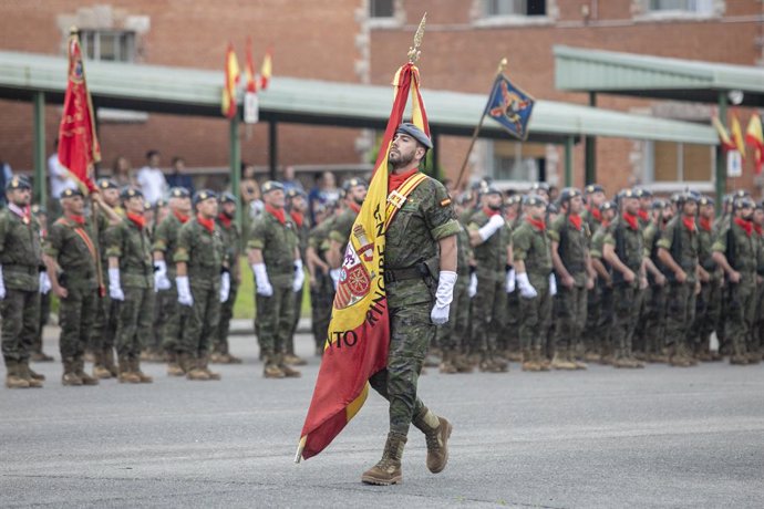Archivo - Militares desfilan durante una parada militar en el Acuartelamiento ‘Cabo Noval’  a 7 de junio de 203, en Siero, Asturias (España). El desfile ha sido organizado por el Regimiento de Infantería ‘Príncipe’ no 3. con motivo de la conmemoración del