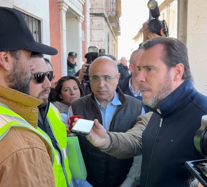 Dos agricultores independientes Carlos Duque y Pablo Calleja han entregado al ministro de Transportes y Movilidad Sostenible, Óscar Puente