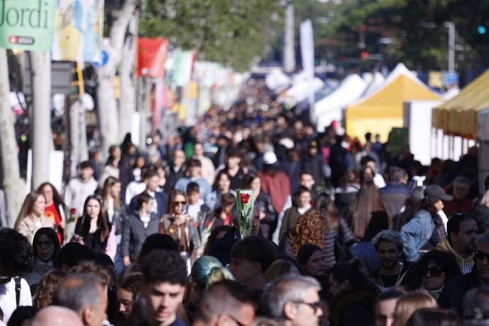 Decenas de personas en la Rambla durante el día de Sant Jordi 2024, a 23 de abril de 2024, en Barcelona, Catalunya (España). Barcelona acoge como cada año la festividad de Sant Jordi y engalana la ciudad de rosas rojas.