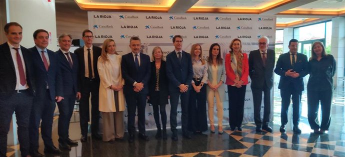 El presidente del Gobierno riojano, Gonzalo Capellán, ofrece la conferencia 'La sociedad del bienestar en el siglo XXI'