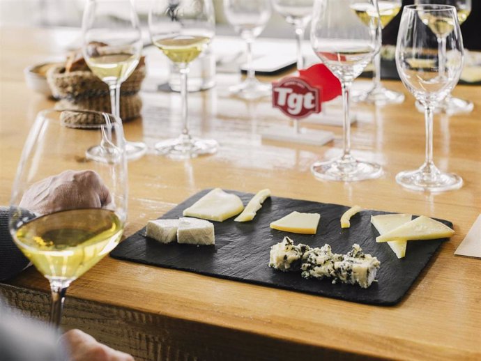 Un buen queso marida a la perfección con un vino blanco aunque tendemos a pensar en un tinto