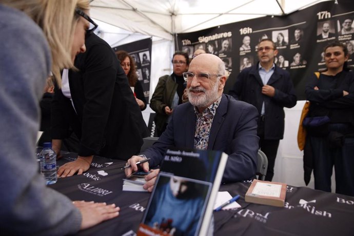 El escritor vasco Fernando Aramburu en el puesto de la Librería Alibrí en Paseo de Gracia con Gran Via por Sant Jordi, a 23 de abril de 2024