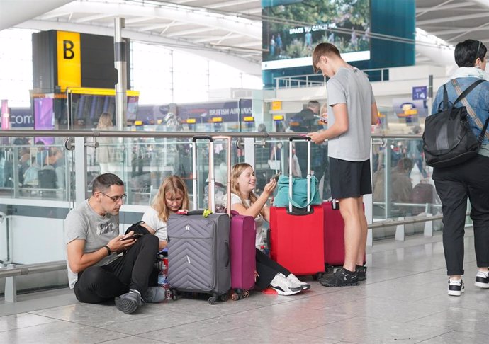 Archivo - 29 August 2023, United Kingdom, London: Passengers wait at Heathrow Airport.