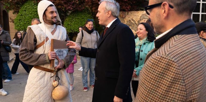 El presidente aragonés, Jorge Azcón, ha visitado también los patios del Edificio Pignatelli, donde se suceden diversas actividades