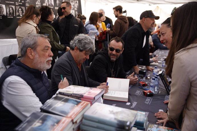 Los guionistas Jorge Díaz, Agustín Martínez y Antonio Mercero, que escriben novela negra bajo el seudónimo de Carmen Mola, firman en el puesto de la librería Alibri por Sant Jordi, a 23 de abril de 2024