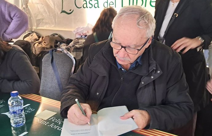 El periodista y escritor uruguayo Pablo Vierci, autor de 'La sociedad de la nieve, firma ejemplares por Sant Jordi en Barcelona, el 23 de abril de 2024.