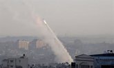 Foto: O.Próximo.- Hamás lanza varios cohetes desde Gaza contra Sderot, en el sur de Israel