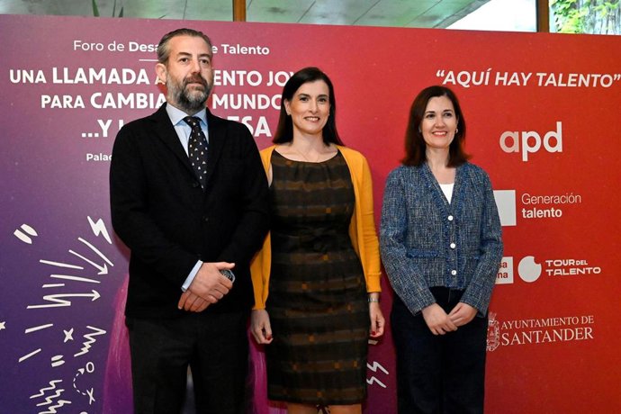 El vicepresidente de APD en Cantabria, Manuel Huerta; la alcaldesa de Santander, Gema Igual; y la directora de Programas de Talento de la Fundación Princesa de Girona, Gema Guzmán