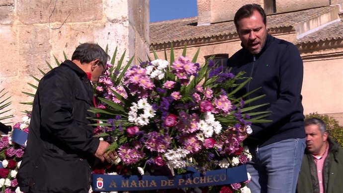 Óscar Puente (Dcha) Y Luis Alonso Laguna (Izda) Depositan Una Corona En Homenaje A La Comunera María De Pacheco En Villalar.