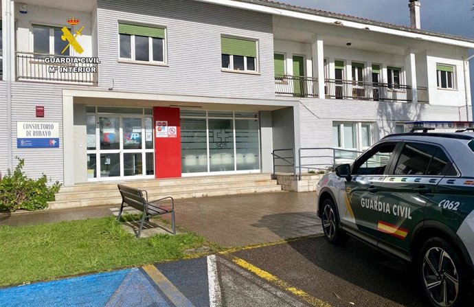 Vehículo de la Guardia Civil en el exterior del Centro de Salud de Rubayo.