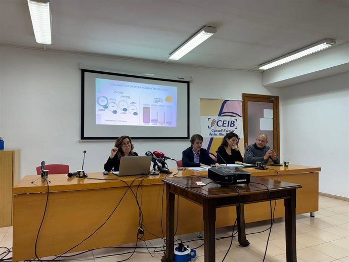 Miembros del CEIB exponen las conclusiones del Informe sobre el Sistema Educativo de Baleares 2023 referente al curso 2021/2022.