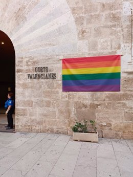 Archivo - Bandera LGTBI instalada en la fachada del Palau dels Borja