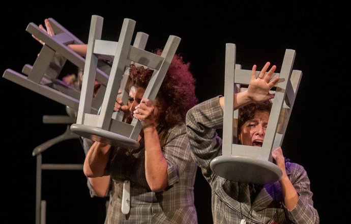 El Teatre El Muiscal (TEM) de València recibirá el próximo 28 de abril a la compañía Las niñas de Cádiz con el montaje 'El viento es salvaje' en la que traslada a la realidad actual a las heroínas grecolatinas Fedra y Medea.