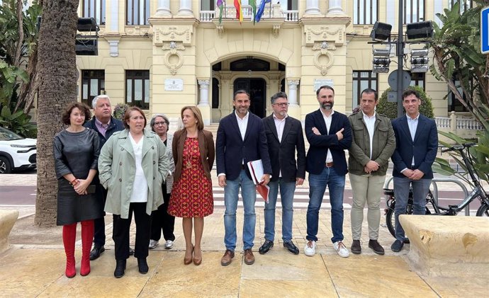 El portavoz munipal del PSOE, Daniel Pérez, junto con concejales del grupo municipal socialista