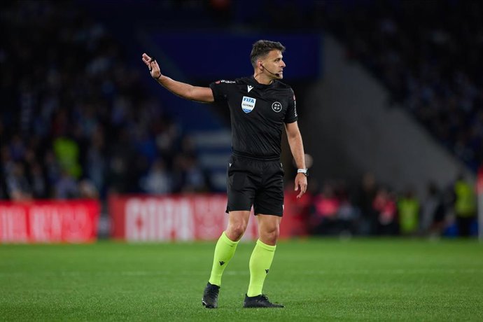 Archivo - Jesu Gil Manzano, árbitro internacional, durante un partido.