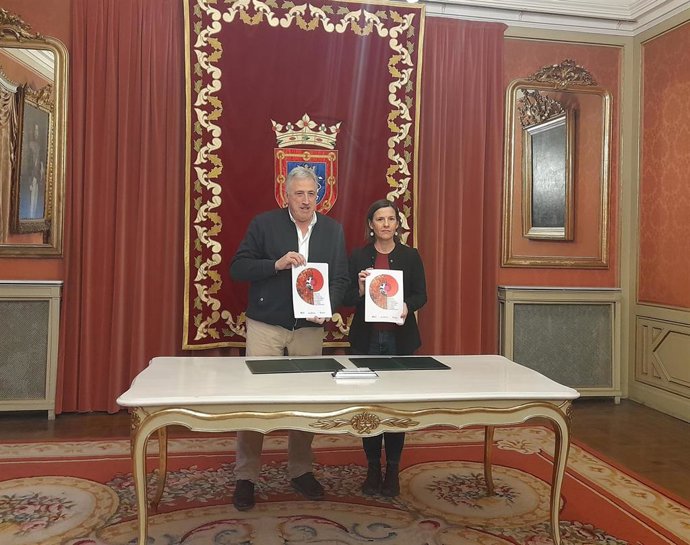 El alcalde de Pamplona, Joseba Asiron, y la directora del Instituto Navarro para la Igualdad (INAI), Patricia Abad