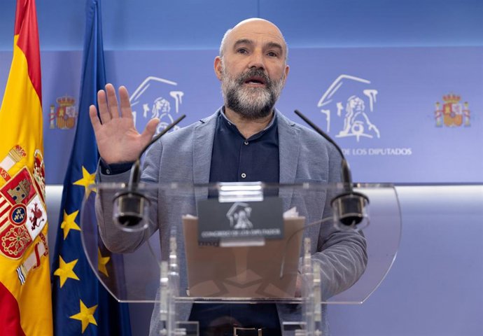 El diputado de BNG Néstor Rego durante una rueda de prensa anterior a la Junta de Portavoces, en el Congreso de los Diputados, a 23 de abril de 2024, en Madrid (España).