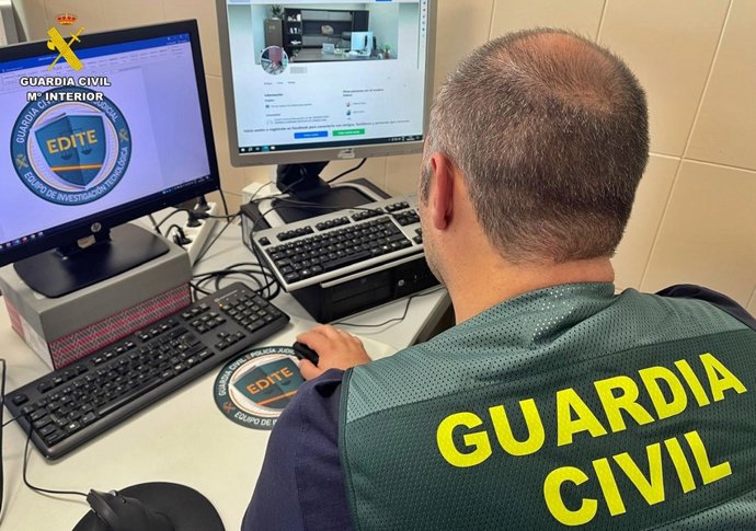 Un guardia civil investiga las estafas