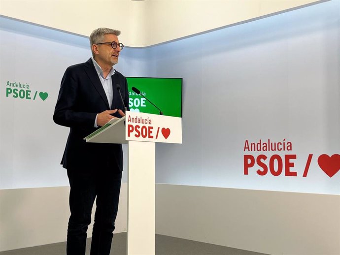 El portavoz adjunto del PSOE-A, Josele Aguilar, en rueda de prensa en la sede del PSOE-A en Sevilla.