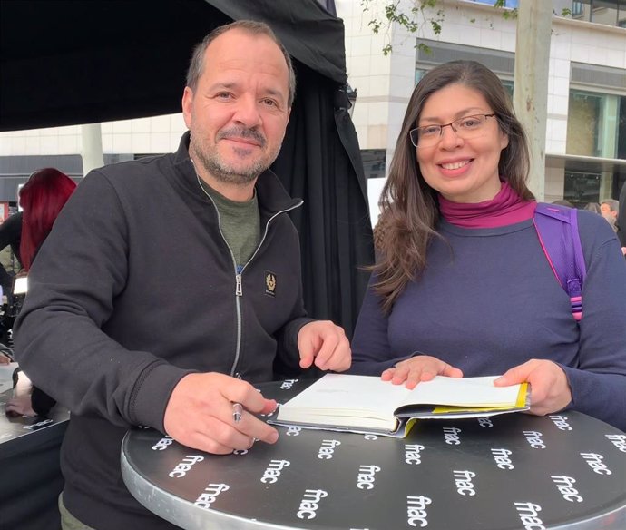 El humorista y guionista Ángel Martín firma en el FNAC Triangle de la plaza Catalunya por Sant Jordi, a 23 de abril de 2024