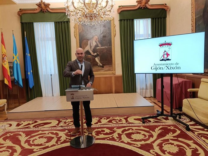 El portavoz de la Junta de Gobierno local, Jesús Martínez Salvador, en rueda de prensa en el Consistorio gijonés.