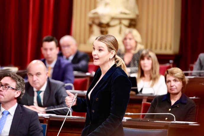 La presidenta del Govern, Marga Prohens, en el pleno del Parlament de este martes.