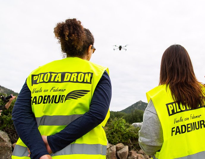 La escuela 'FADEMUR Vuela' abre inscripción para un curso gratuito de pilotaje de drones para mujeres rurales de CyL.