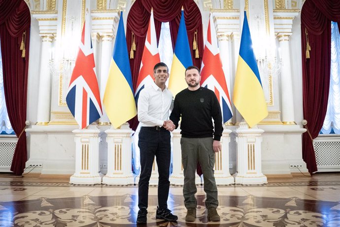Archivo - 12 January 2024, Ukraine, Kyiv: UK Prime Minister Rishi Sunak shakes hands with Ukrainian President Volodymyr Zelensky (R) during a visit to the Presidential Palace, to announce a major new package of £2.5 billion in military aid to the country 