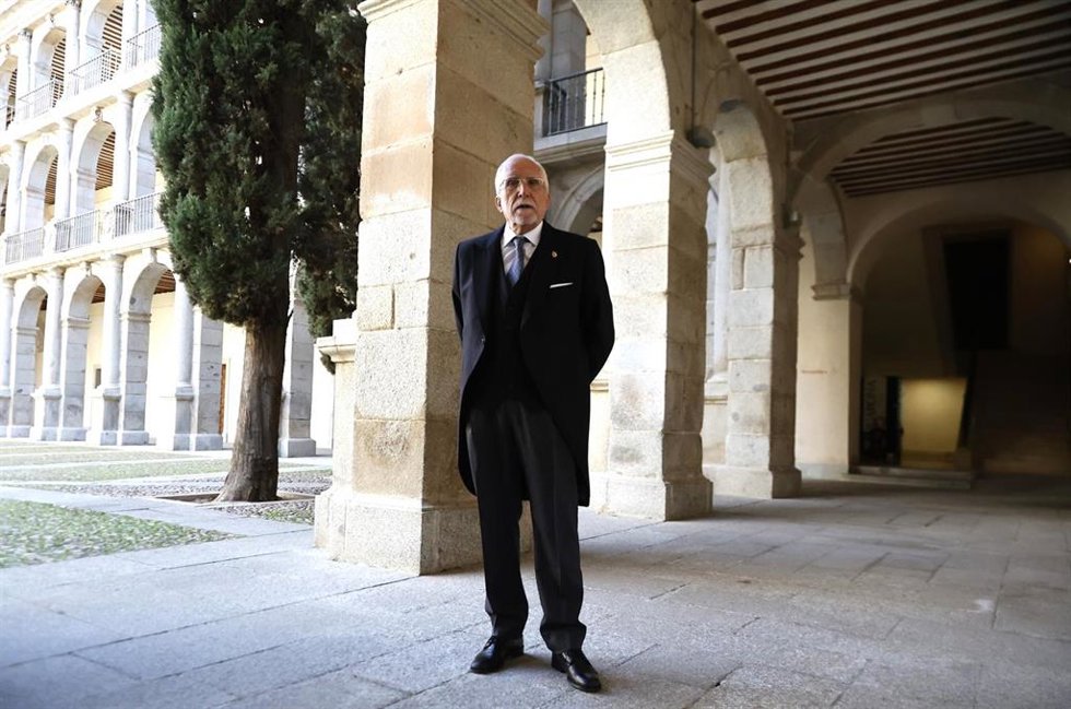 El escritor Luis Mateo Díez a su llegada a la entrega del Premio 'Miguel de Cervantes' 2023