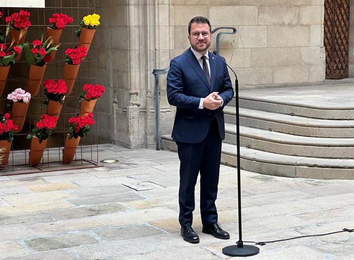 El presidente de la Generalitat y candidato de ERC a la reelección, Pere Aragons, en el Palau de la Generalitat