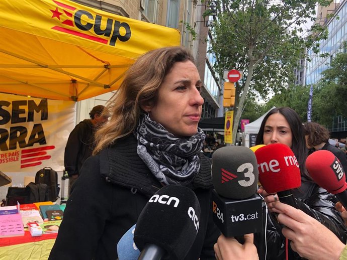 La candidata de la CUP al 12M, Laia Estrada, en declaraciones a periodistas