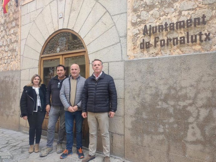 El director insular de Serra de Tramuntana, Antoni Solivellas, y el alcalde de Fornalutx, Francisco Marroig Arbona, durante la visita al municipio.