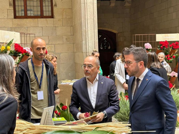 El presidente de la Generalitat y candidato de ERC a la reelección, Pere Aragons, con el conseller de Derechos Sociales de la Generalitat, Carles Campuzano