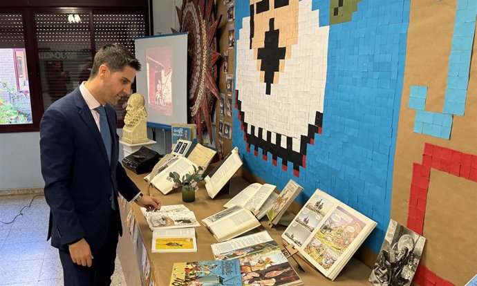 Emilio Viciana durante una visita al CEIP Joaquín Costa de Madrid.