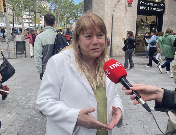 La consellera de Cultura de la Generalitat, Natàlia Garriga, en declaraciones a los medios en La Rambla de Barcelona por Sant Jordi, a 23 de abril de 2024