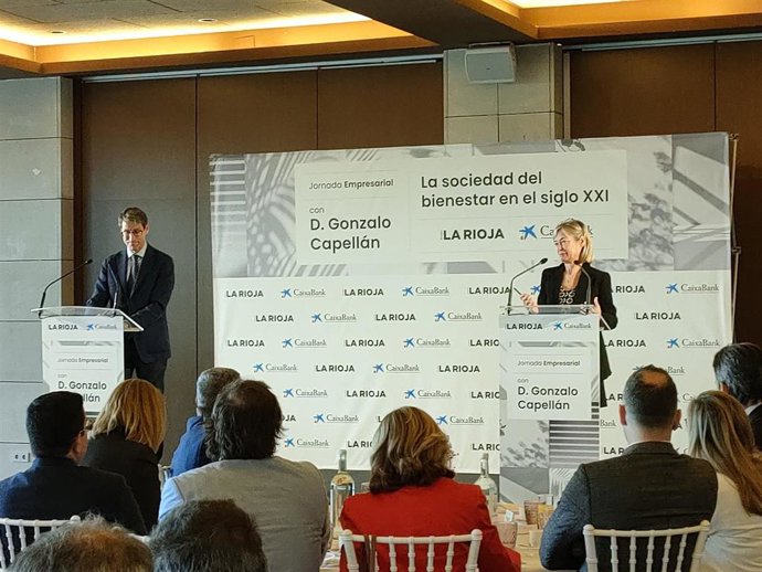 El presidente del Gobierno de La Rioja, Gonzalo Capellán, interviene en una conferencia y posterior debate, moderado por la directora de 'La Rioja', Teresa Cobo