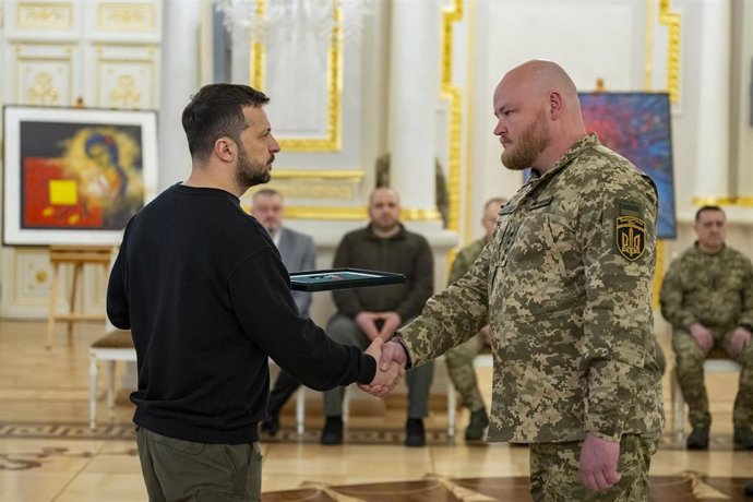 El presidente ucraniano, Volodimir Zelenski, condecorando a un militar.