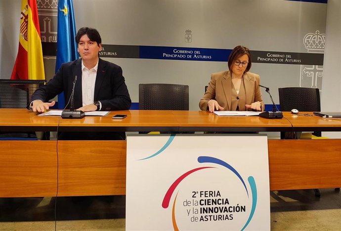 El consejero de Ciencia, Empresas, Formación y Empleo, Borja Sánchez, acompañado por la directora de la Fundación para el Fomento en Asturias de la Investigación Científica Aplicada y la Tecnología (Ficyt), Mercedes Díaz.