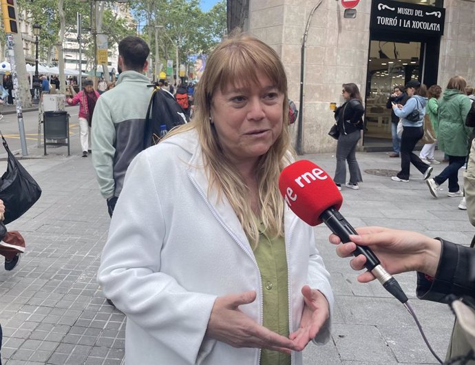 La consellera de Cultura de la Generalitat, Natàlia Garriga, en declaracions als mitjans en La Rambla de Barcelona per Sant Jordi, a 23 d'abril de 2024