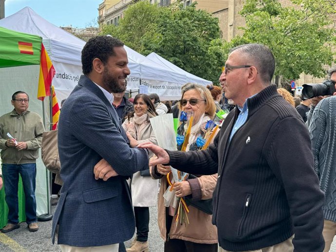 El candidato de Vox a las elecciones catalanas, Ignacio Garriga, en el estand de la formación en la Rambla de Catalunya de Barcelona por Sant Jordi, a 23 de abril de 2024