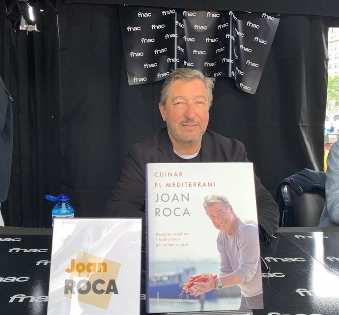 El chef Joan Roca en la firma de libros de plaza Catalunya por Sant Jordi, a 23 de abril de 2024