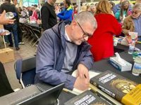 Jaume Clotet assegura que el que més li agrada de Sant Jordi és "parlar amb la gent"