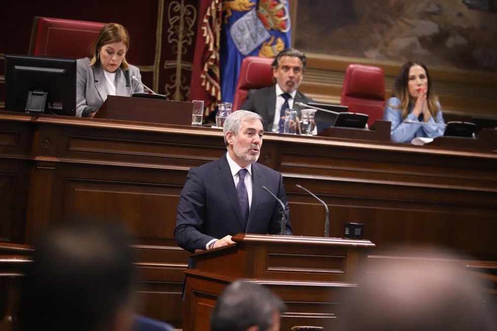 Archivo - El presidente de Canarias, Fernando Clavijo, durante su discurso en el Debate sobre el Estado de la Nacionalidad Canaria
