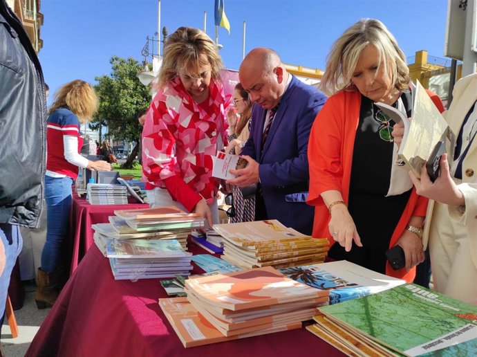 El diputado de Cultura, Gabriel Duque, hojea un libro en una de las mesas instaladas a las puertas del Palacio de la Merced.