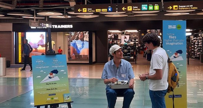 El aeropuerto Adolfo Suárez Madrid-Barajas celebra el día del libro con un poeta itinerante