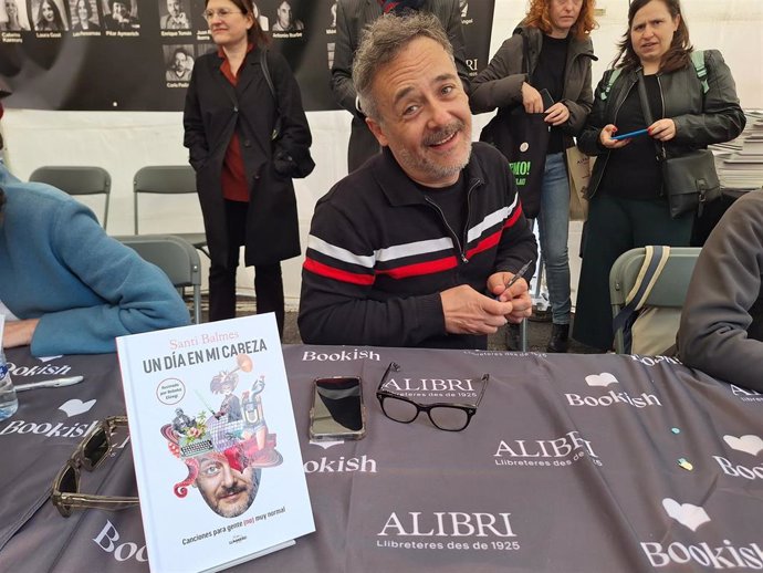 El cantante del grupo catalán 'Love of Lesbian', Santi Balmes, en el puesto de la Librería Alibri en el Passeig de Gracia de Barcelona por Sant Jordi, a 23 de abril de 2024