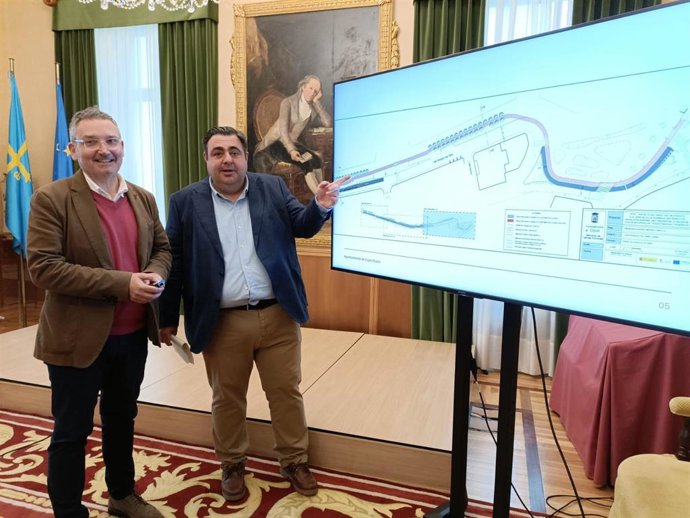 El concejal de Infraestructuras Urbanas y Rurales de Gijón, Gilberto Villoria (izda), y el concejal de Tráfico, Movilidad y Transporte Público, Pelayo Barcia, presentan el proyecto del carril - bici de Poniente, en el Consistorio gijonés.