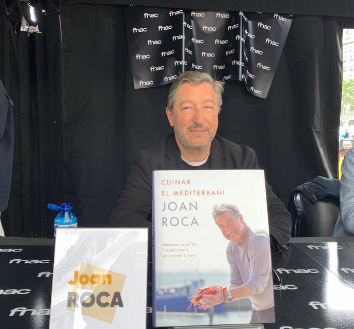 El xef Joan Roca en la signatura de llibres